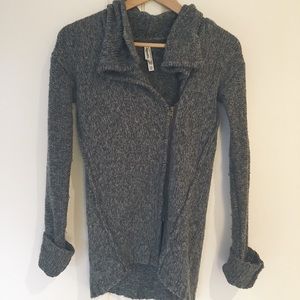 AMAZING CONDITION | THICK ZIP UP SWEATER XS